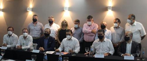 La Unión Industrial de Tucumán se reunió con los gobernadores de Corrientes y del Chaco La Unión Industrial de Tucumán se reunió con los gobernadores de Corrientes y del Chaco